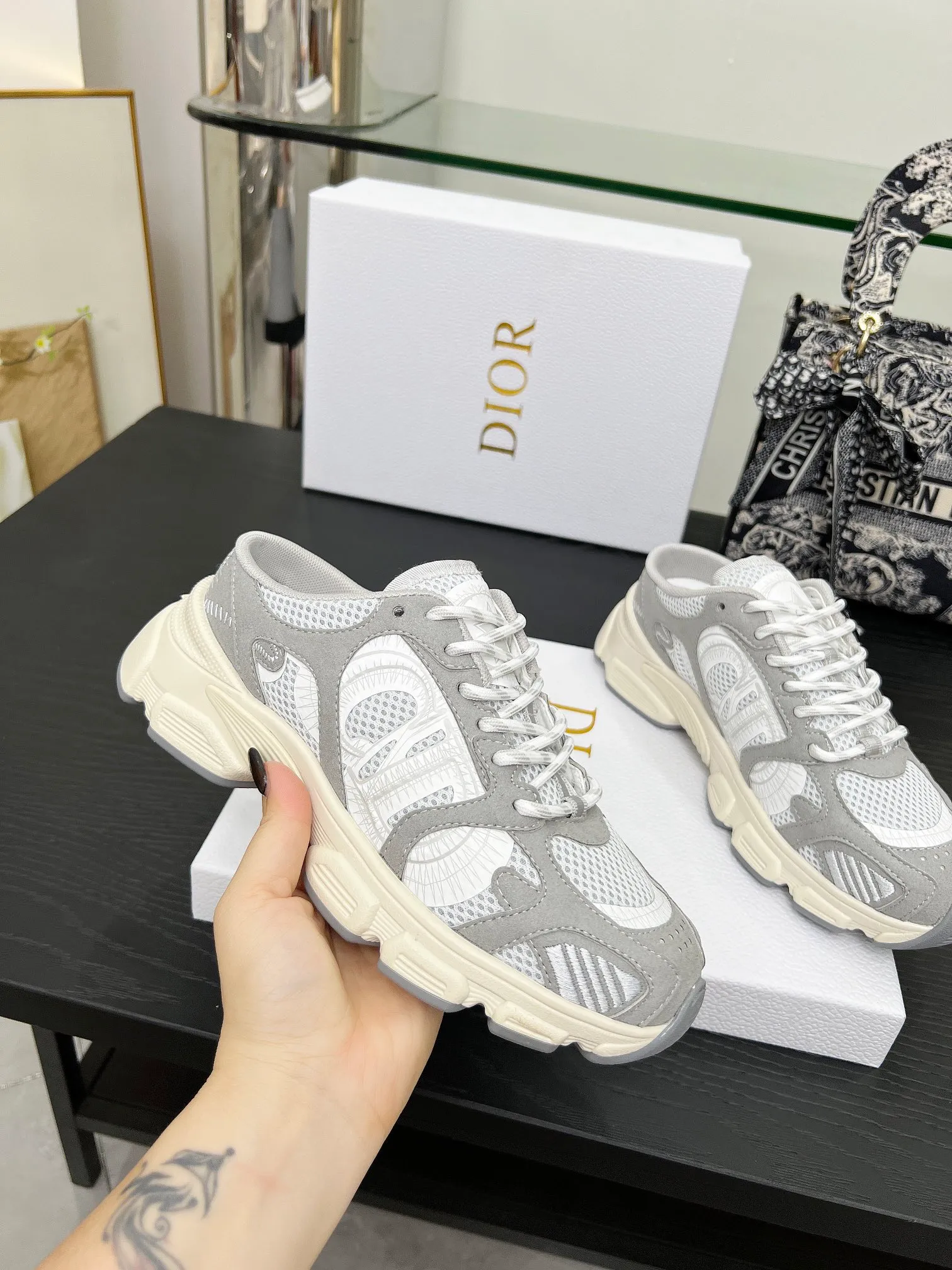 p560🐮🐮This Dior Chrono sports half slipper reinterprets running shoes with Dior's haute couture style. Gray mesh fabric is paired with tonal suede calfskin panels, the CD logo on the side, the star patch on the tongue and the Dior logo on the heel, all in classic fine detail. Featuring two-tone laces and a lightweight sole with star graphics, they can be worn year-round. Size: Women’s size 35-41 (35/42 can be customized) Men’s size 40-46 (men’s version is being printed) Color: 12 colors available